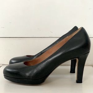 Clarks classic black pumps size 8